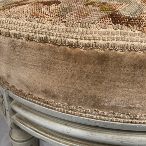 Paire de chaises en bois laqué blanc de style Louis XVI, XXe