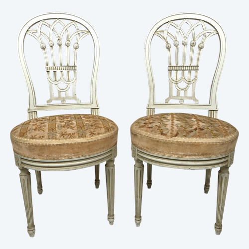 Paire de chaises en bois laqué blanc de style Louis XVI, XXe