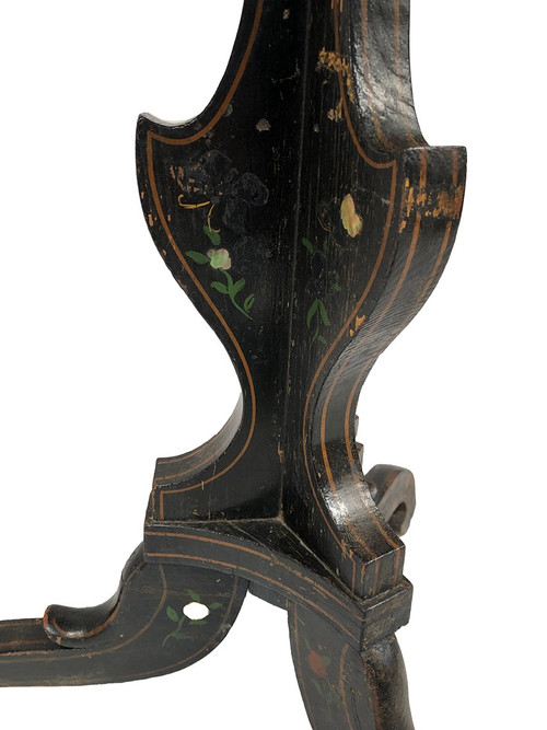 Guéridon basculant à plateau chantourné décoré d’un médaillon central peint, époque Napoléon III