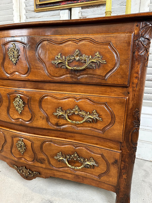 Commode lyonnaise en noyer XVIIIème siècle 