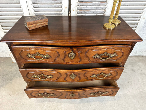 Commode lyonnaise en noyer XVIIIème siècle 