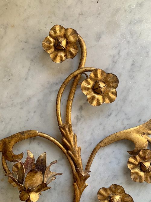 Decorazione da parete in metallo dorato