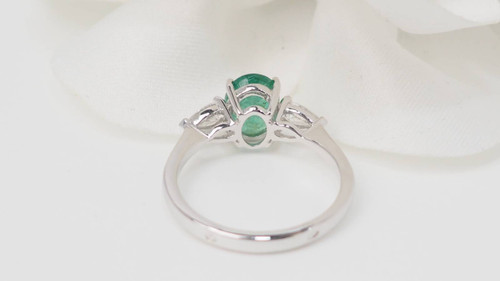 White gold, emerald and diamond ring
