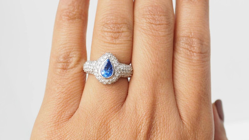 Bague en or blanc, saphir de Ceylan et diamants