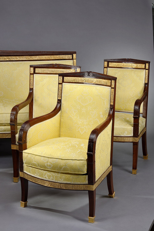 Salon en acajou comprenant quatre fauteuils, deux bergères et un canapé