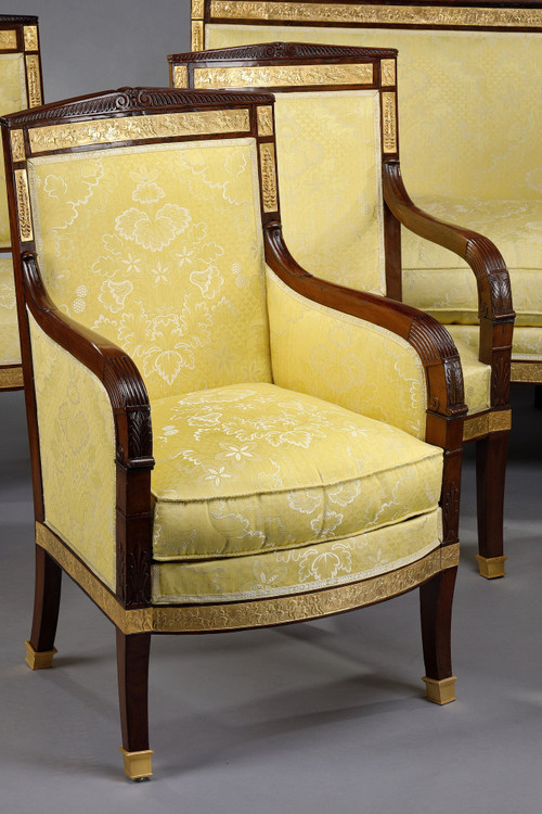 Salon en acajou comprenant quatre fauteuils, deux bergères et un canapé