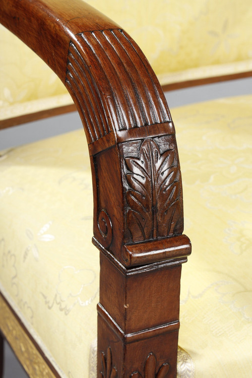 Salon en acajou comprenant quatre fauteuils, deux bergères et un canapé