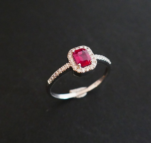 Anello con rubino e diamanti circondati.