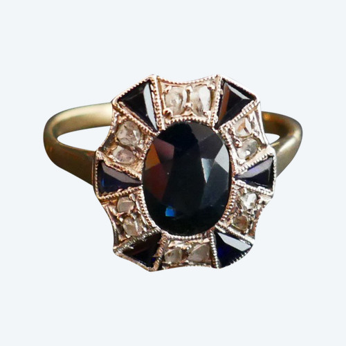 Anello Art Déco con zaffiro e diamanti.