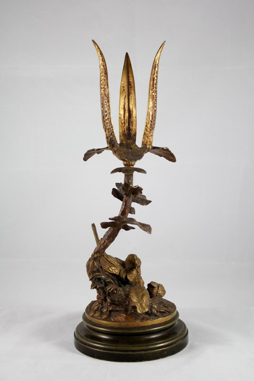 Scultura portacandele in bronzo 'Perdice che dà da mangiare alle sue pernici' fine XIX secolo
