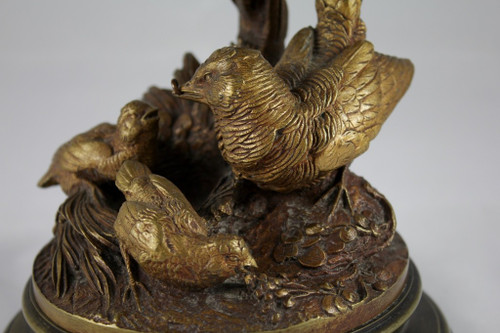 Scultura portacandele in bronzo 'Perdice che dà da mangiare alle sue pernici' fine XIX secolo