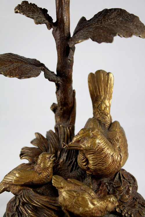 Scultura portacandele in bronzo 'Perdice che dà da mangiare alle sue pernici' fine XIX secolo
