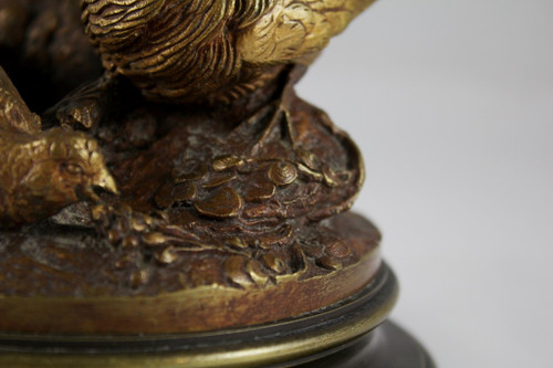 Scultura portacandele in bronzo 'Perdice che dà da mangiare alle sue pernici' fine XIX secolo