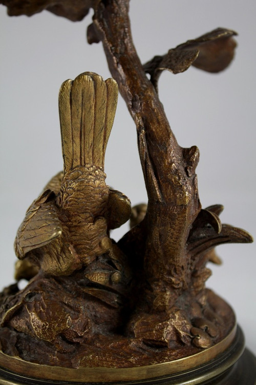 Scultura portacandele in bronzo 'Perdice che dà da mangiare alle sue pernici' fine XIX secolo