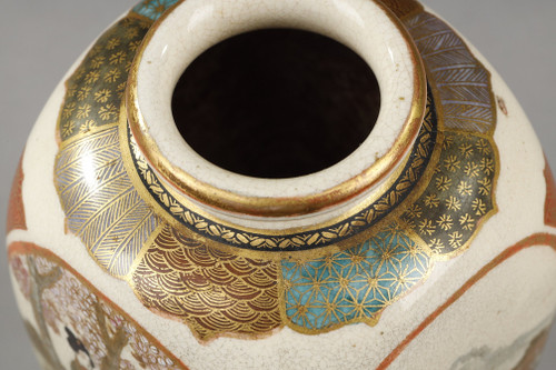 Kleine Satsuma-Porzellanvase aus Japan, Meiji-Zeit (1868-1912).