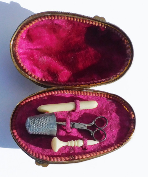 Miniatur-Nähset für eine Puppe aus Perlmuttmuschel aus dem 19. Jahrhundert