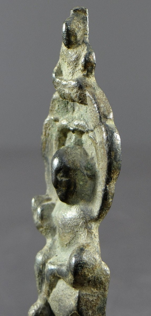 Chine , Dynastie Wei Du Nord (386-534), Rare Petit Autel En Bronze De Kwan Yin Repos Royal. 