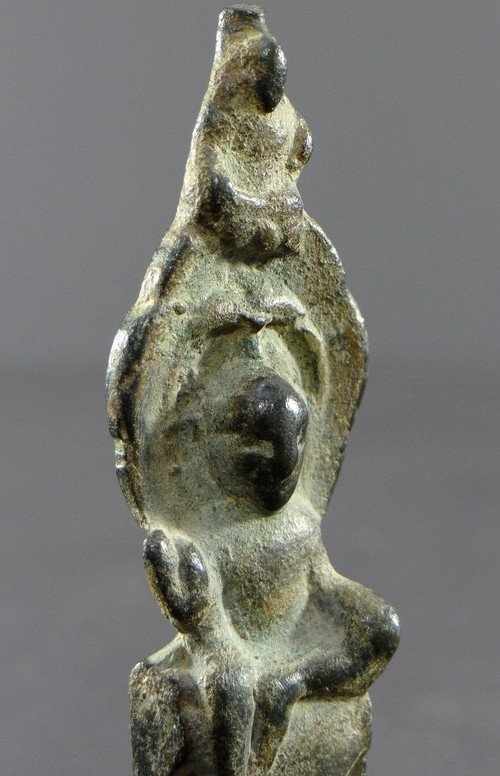 Chine , Dynastie Wei Du Nord (386-534), Rare Petit Autel En Bronze De Kwan Yin Repos Royal. 
