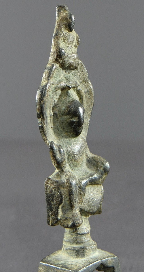 Chine , Dynastie Wei Du Nord (386-534), Rare Petit Autel En Bronze De Kwan Yin Repos Royal. 