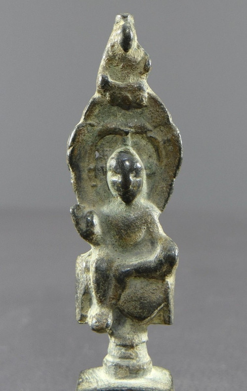 Chine , Dynastie Wei Du Nord (386-534), Rare Petit Autel En Bronze De Kwan Yin Repos Royal. 