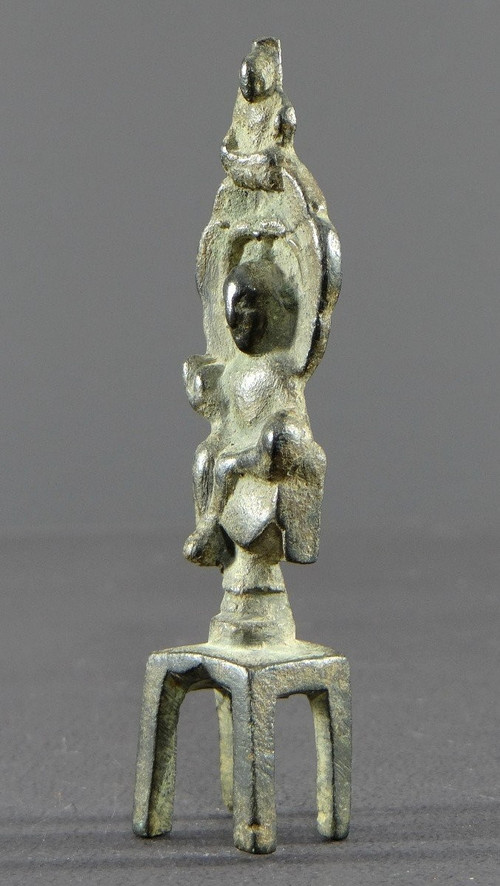 Chine , Dynastie Wei Du Nord (386-534), Rare Petit Autel En Bronze De Kwan Yin Repos Royal. 