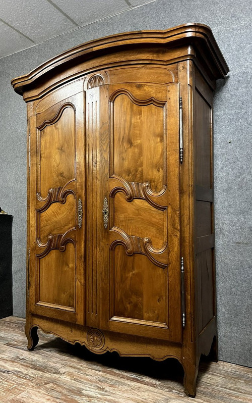Armoire Louis XV Charolaise en noyer massif d'époque XVIII siècle  