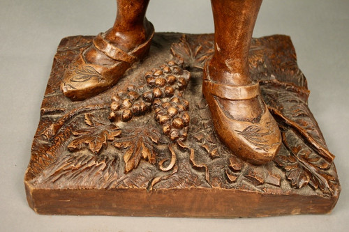 Sculpture En Noyer d'Une Vendangeuse Par Bonin Dijon