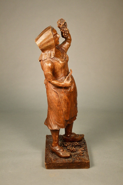 Sculpture En Noyer d'Une Vendangeuse Par Bonin Dijon