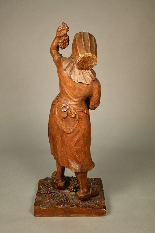 Sculpture En Noyer d'Une Vendangeuse Par Bonin Dijon