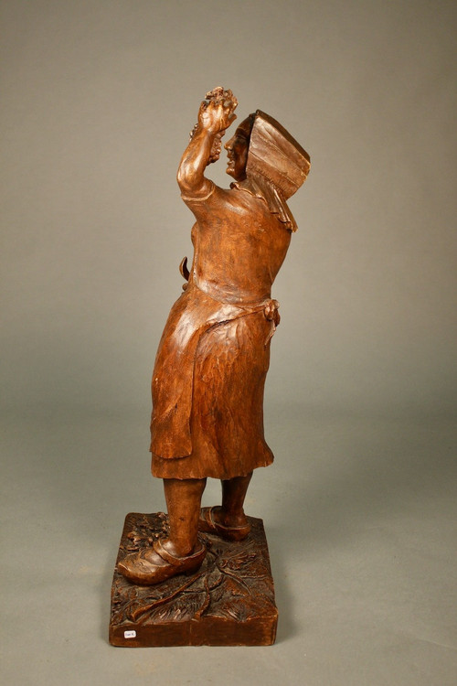 Sculpture En Noyer d'Une Vendangeuse Par Bonin Dijon