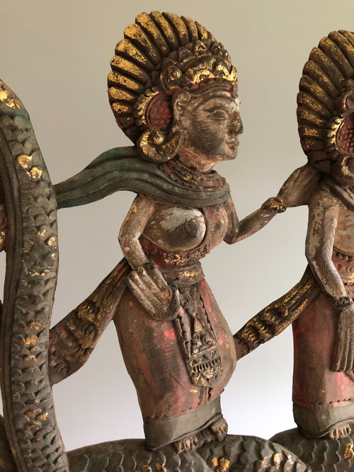 Wandpaneel aus geschnitztem Holz, polychrom mit doppelter Naga und 9 Gottheiten Mitte 20.