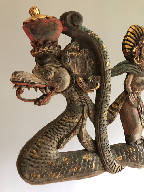 Wandpaneel aus geschnitztem Holz, polychrom mit doppelter Naga und 9 Gottheiten Mitte 20.