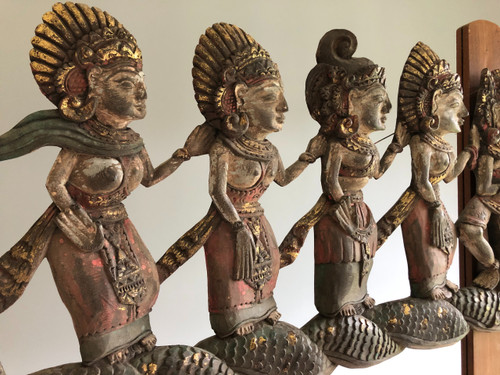 Wandpaneel aus geschnitztem Holz, polychrom mit doppelter Naga und 9 Gottheiten Mitte 20.