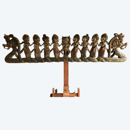 Wandpaneel aus geschnitztem Holz, polychrom mit doppelter Naga und 9 Gottheiten Mitte 20.