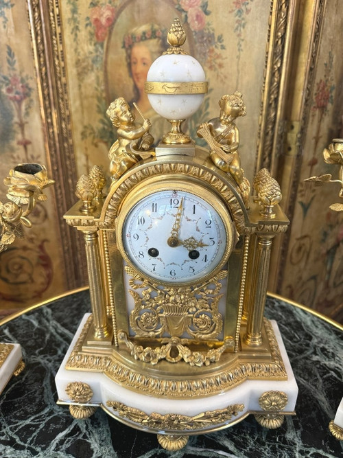 GARNITURE DE CHEMINEE DE STYLE LOUIS XVI