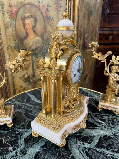 GARNITURE DE CHEMINEE DE STYLE LOUIS XVI