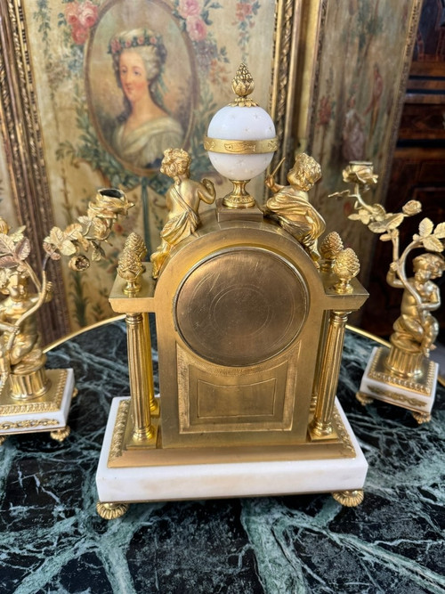 GARNITURE DE CHEMINEE DE STYLE LOUIS XVI