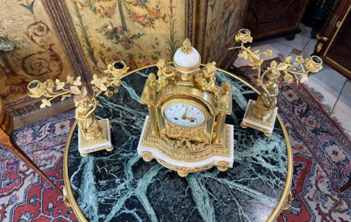 GARNITURE DE CHEMINEE DE STYLE LOUIS XVI