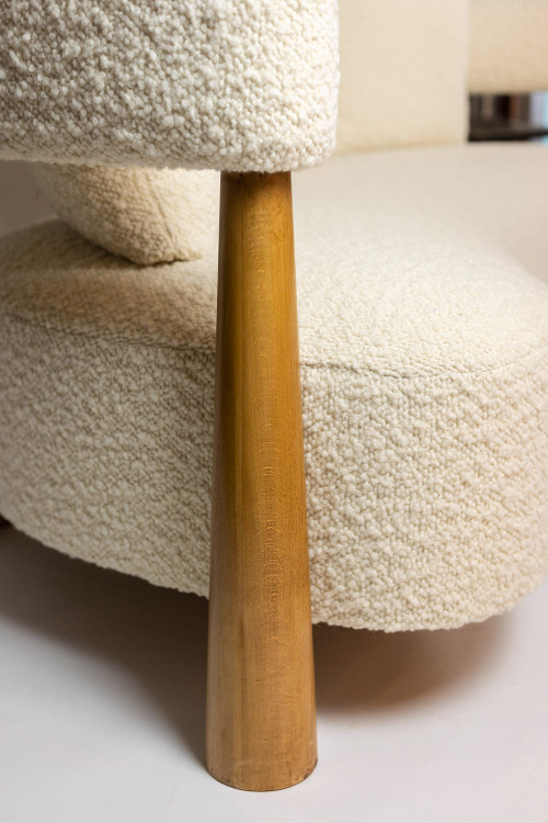 Bean-shaped 3-seater sofa in blond beech. Contemporary work.
