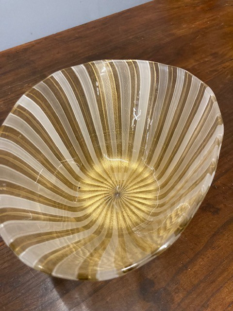 Barovier and Toso Murano centerpiece vase from the 70s. Engraved signature size. 26 x 19 h14