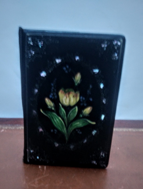 Face to hand, binder.