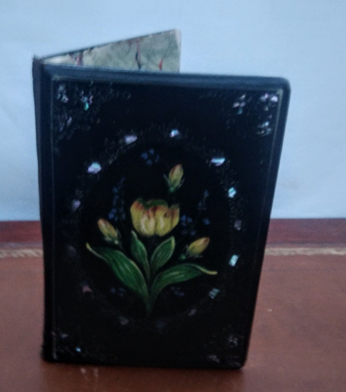 Face to hand, binder.