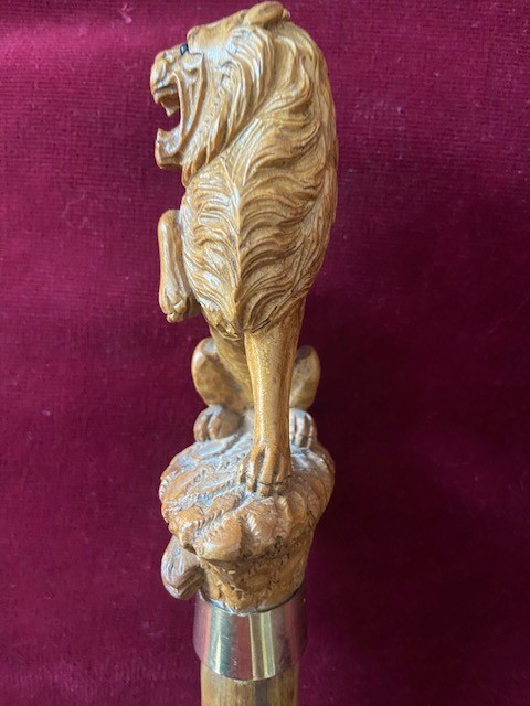 Canne de Collection en jonc de Malacca représentant un lion Héraldique