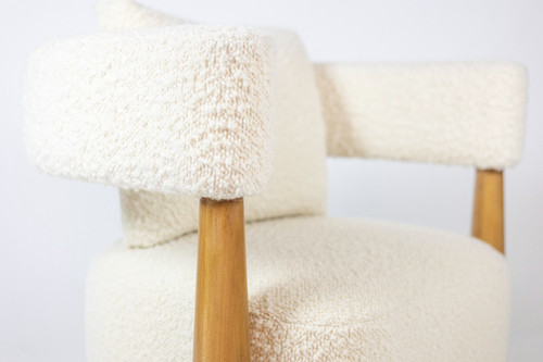 Pair of bean-shaped armchairs in blond beech. Contemporary work.