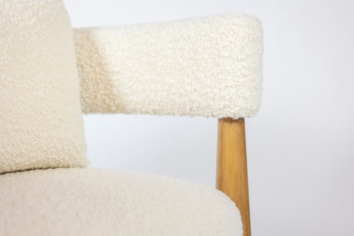 Pair of bean-shaped armchairs in blond beech. Contemporary work.