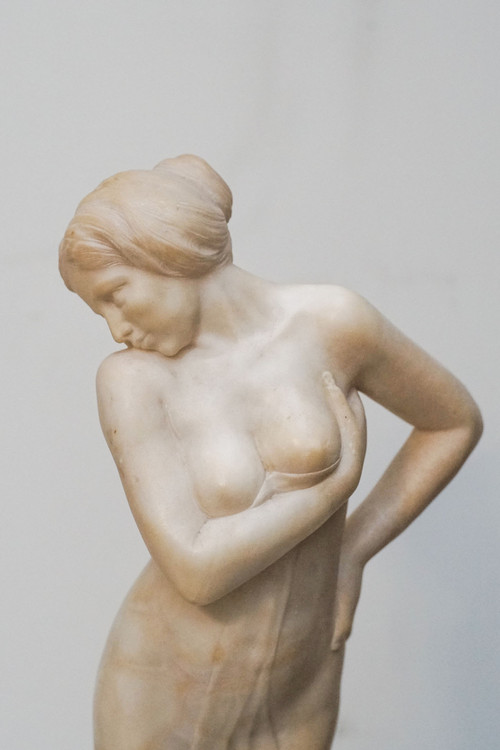 SILAU, donna di marmo bianco