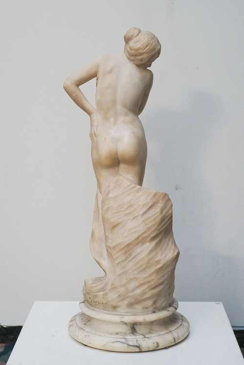 SILAU, donna di marmo bianco
