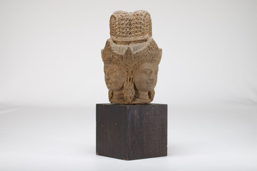 Testa di Brahma in arenaria, stile Khmer.
