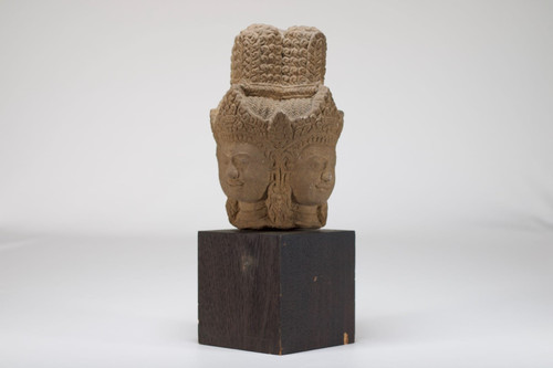 Testa di Brahma in arenaria, stile Khmer.