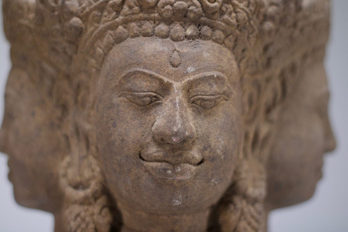 Testa di Brahma in arenaria, stile Khmer.
